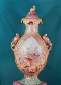 Stoneware Gilt花瓶描绘了维多利亚女王参观由Charles Neigh和Sons（陶瓷）制作的大展